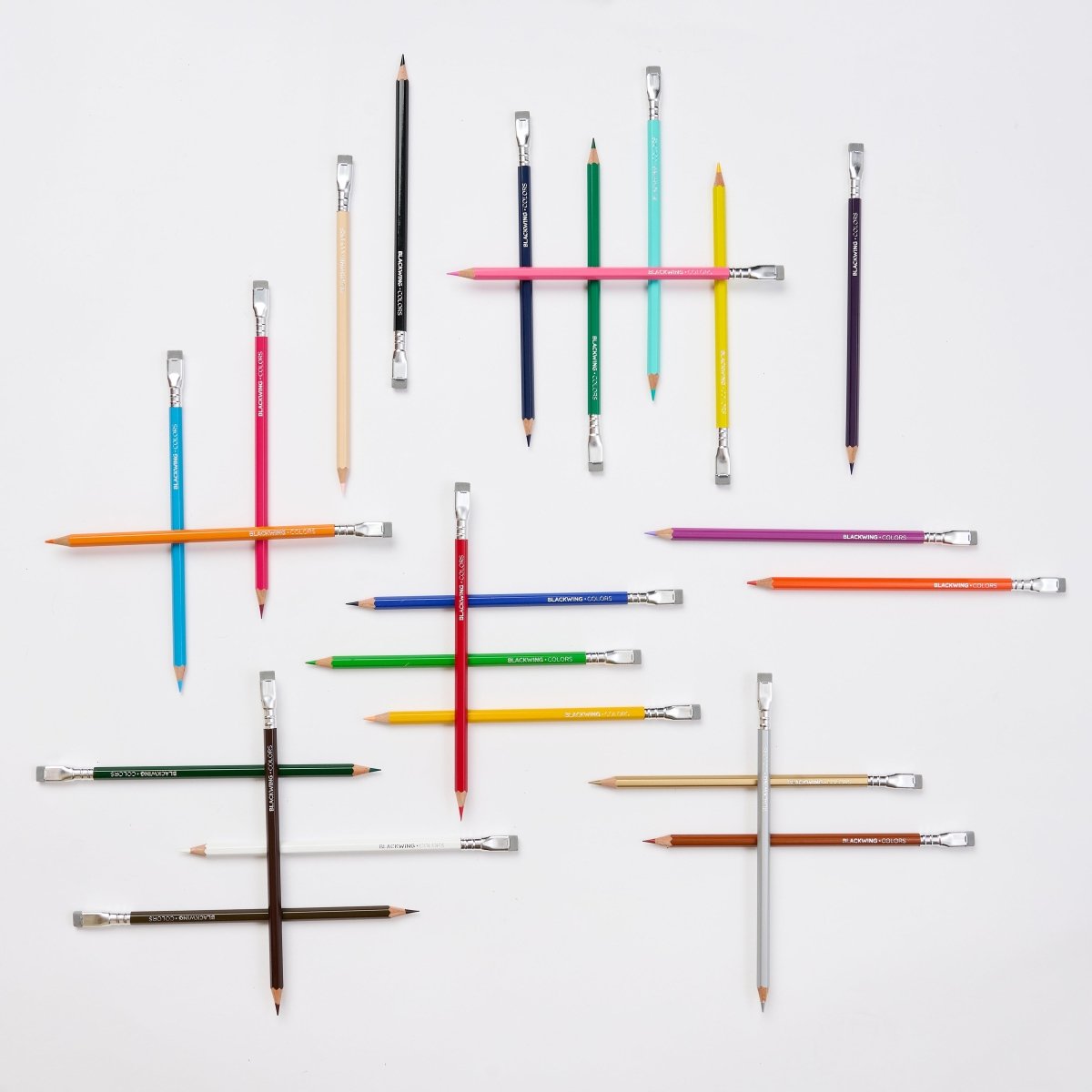 Lápis de cor Blackwing arrumados em fundo branco