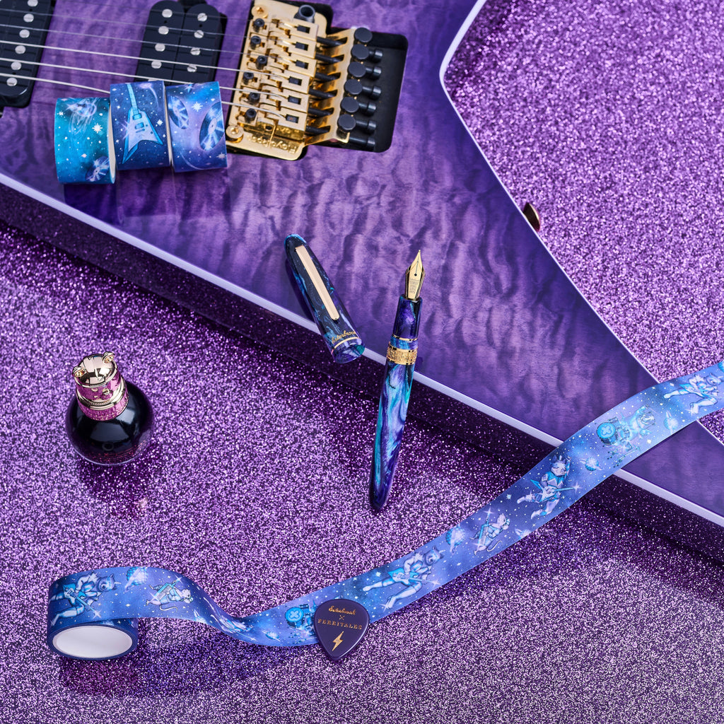 Estie Rockstar sobre guitarra roxa