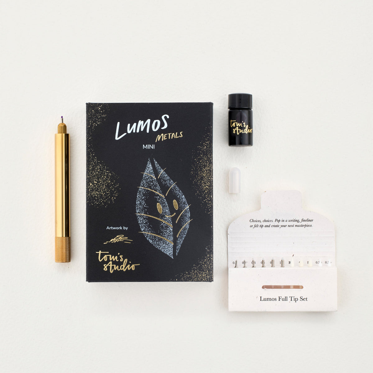 Tom’s Studio Lumos brass mini: uma caneta Mini de ponta única com embalagem, conjunto de pontas e amostra de tinta inclusos