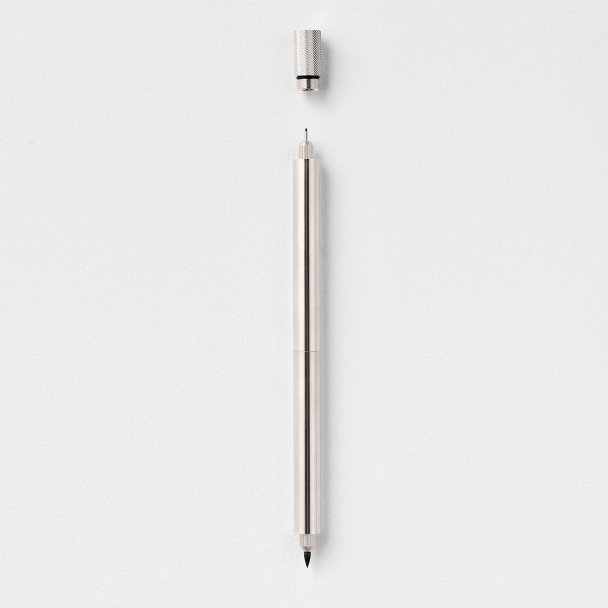 Tom’s Studio Lumos stainless-steel duo: uma caneta de ponta dupla com sua tampa